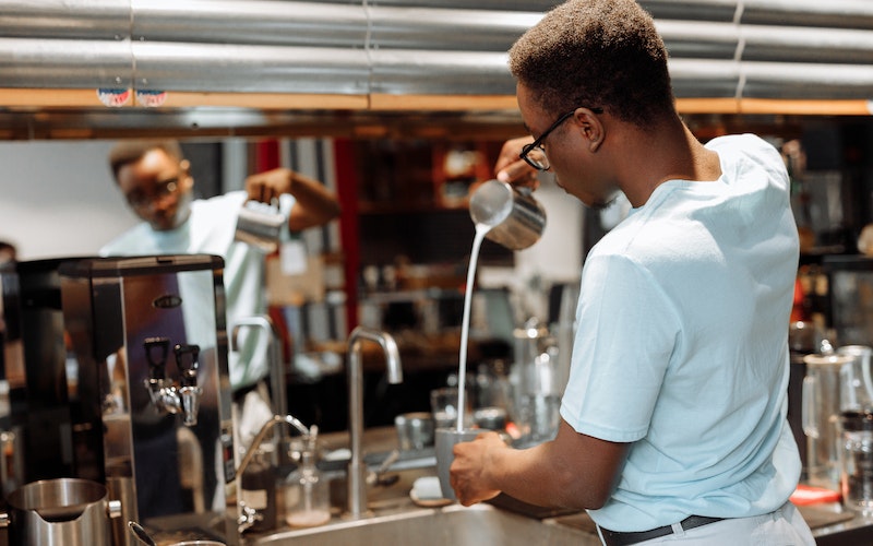 Cómo contratar un barista? Funciones de un barista en una cafetería — Poster