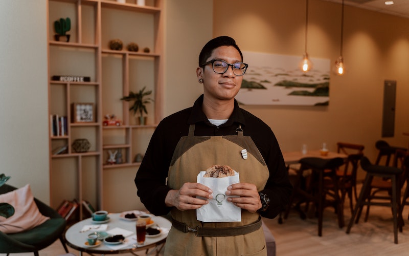 Cómo contratar un barista Funciones de un barista en una cafetería Poster